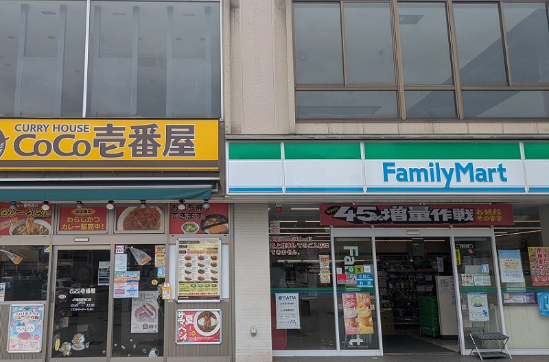 蓮田駅東口にあるファミリーマート ロータス蓮田駅前店の外観