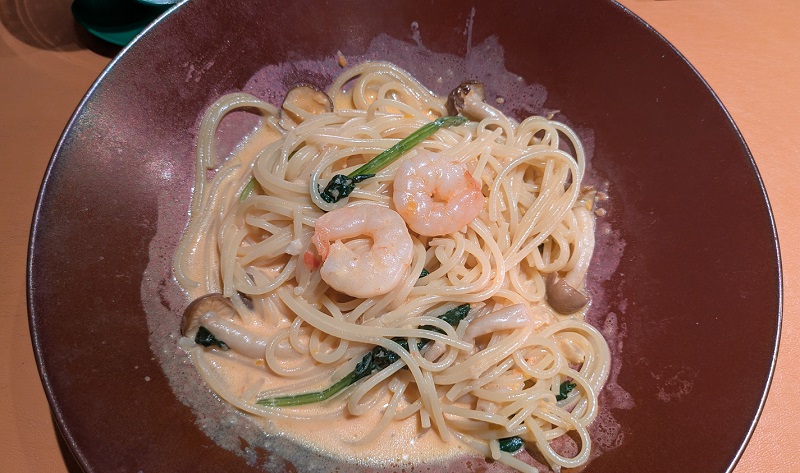 クワトロフォリオのランチで実食した海老とほうれん草ときのこのトマトクリーム
