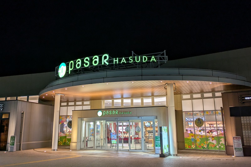 高速道路側から見た東北自動車道の蓮田サービスエリア上りにあるPasar蓮田の建物